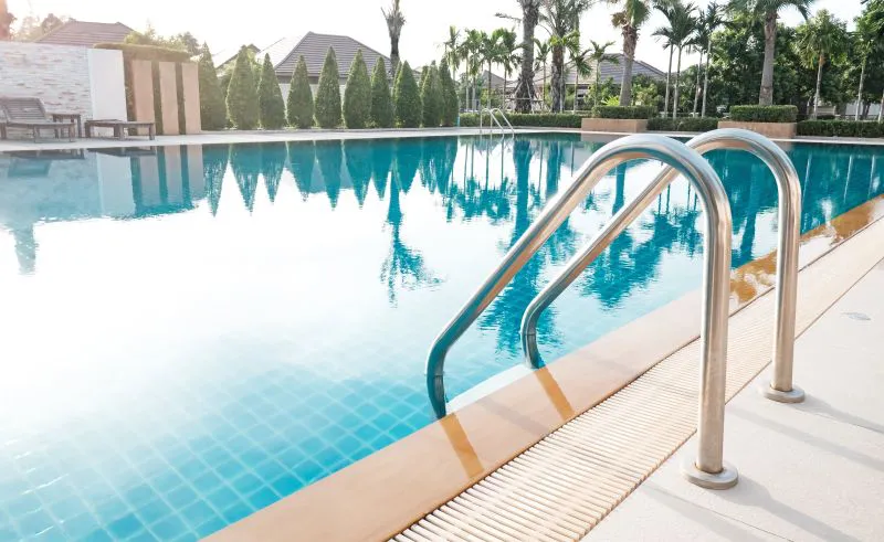 Economia e eficiência na manutenção de piscinas é essencial para a chegada verão